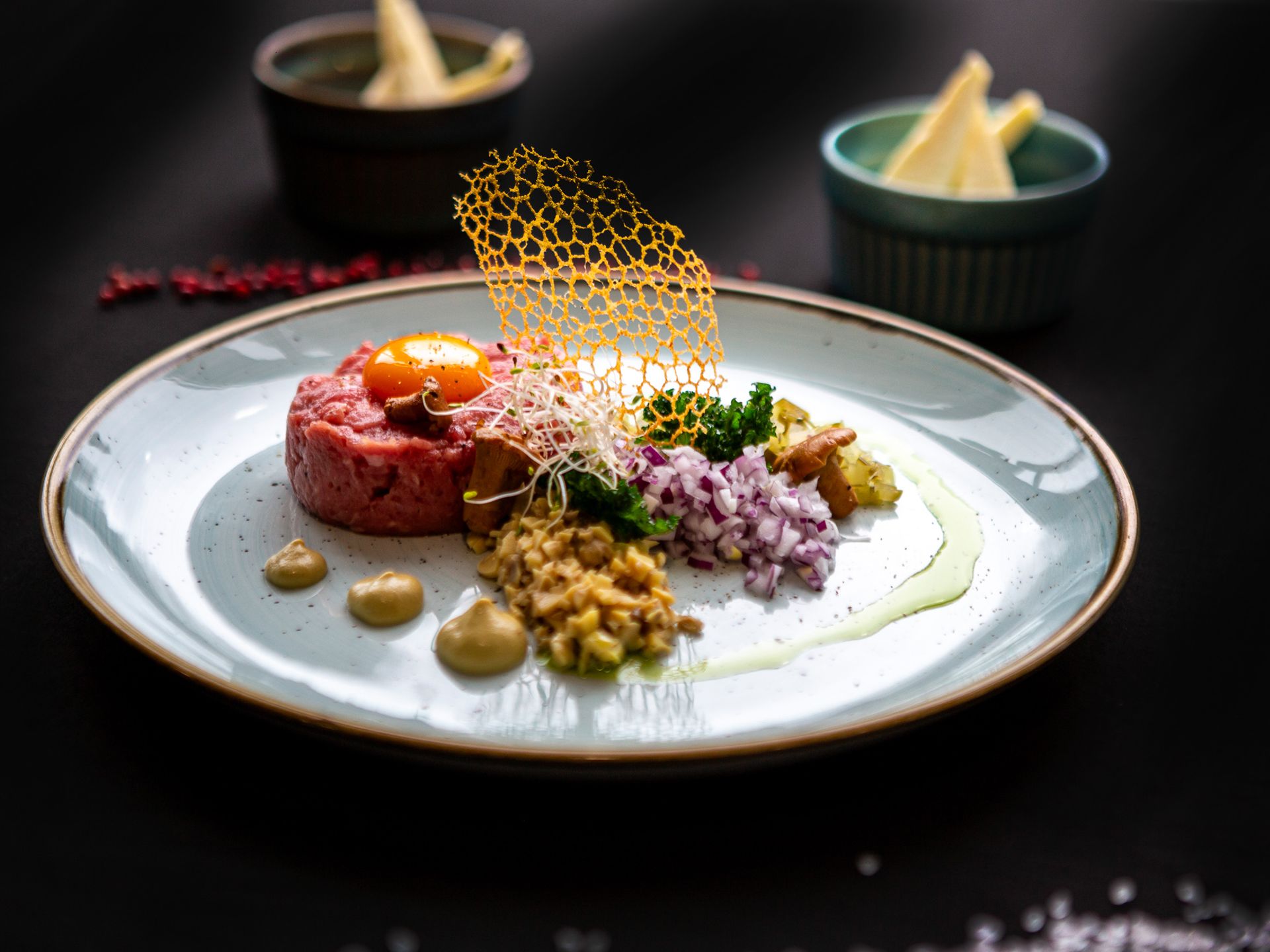 Tatar z dodatkami podany w restauracji SoHo w Hotelu Pory Roku